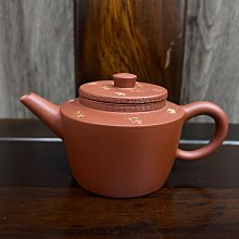 紫砂一廠 紅土 獅球壺 壺名：臥獅壺/獅球壺底款：華小其 小四方章蓋款：華+小其 二小章泥料：紅土容量：約110cc出水：單孔 歷史價格詳細信息