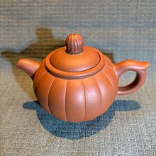 紫砂一廠 紅土 獅球壺 壺名：臥獅壺/獅球壺底款：華小其 小四方章蓋款：華+小其 二小章泥料：紅土容量：約110cc出水：單孔 歷史價格詳細信息