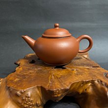 早期標準黑紫砂壺,手工刻字蓋子,壺身底印二泉,把手綁滕高貴好拿不滑手,淋熱水前後呈現，容量200cc 歷史價格詳細信息