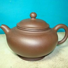 早期紫砂壺—掇球巨輪款式，泥料:老紫泥(底槽青)，獨孔出水，空壺容量約200CC 歷史價格詳細信息