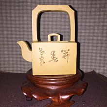 早期紫砂壺---提樑款式，柴窯燒製，泥料:段泥高溫窯變，9孔出水，空壺容量約370CC 歷史價格詳細信息