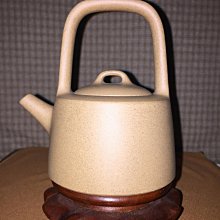 早期紫砂壺---提樑款式，柴窯燒製，泥料:段泥高溫窯變，9孔出水，空壺容量約370CC 歷史價格詳細信息