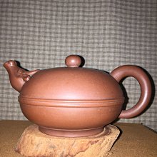早期紫砂壺--牛蓋3足壺__壺美工優_宜泡養把玩收藏_落款李元軍__ 老紫泥_約210cc~二手 歷史價格詳細信息