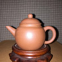 早期紫砂壺: 泥料:老清水泥，壺款:標準水平鬥茶小品款式一組(1壺+1茶盤+4小品茗杯)，免運特價讓藏 歷史價格詳細信息