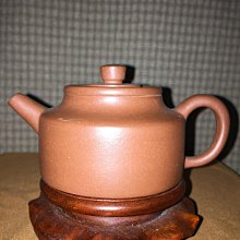 早期紫砂壺: 泥料:老清水泥，壺款:標準水平鬥茶小品款式一組(1壺+1茶盤+4小品茗杯)，免運特價讓藏 歷史價格詳細信息