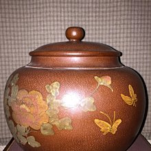 早期紫砂壺: 泥料:老紫泥(鐵砂紫泥)， 文旦壺款，單孔出水，空壺約200CC，特價讓藏，免運。 歷史價格詳細信息