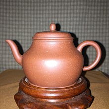 早期紫砂壺: 泥料:老紫泥(鐵砂紫泥)， 文旦壺款，單孔出水，空壺約200CC，特價讓藏，免運。 歷史價格詳細信息