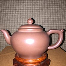 早期紫砂壺: 泥料:老紫泥(鐵砂紫泥)， 文旦壺款，單孔出水，空壺約200CC，特價讓藏，免運。 歷史價格詳細信息