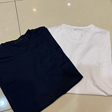 Prada T恤 上衣 貼膚舒適，耐看又好穿，經典簡約logo設計，極簡主義百搭造型單品高級又時髦 歷史價格詳細信息