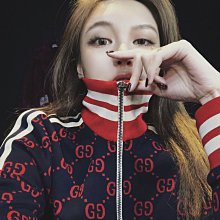 GUCCI 外套 黑色防水尼龍絲緞時尚立領羽絨外套，男女同款，經典紅綠織帶刺繡，休閒百搭✅高科技中汲取靈感，以出其不意的新穎理念煥新演繹這款，質地厚實挺括 歷史價格詳細信息