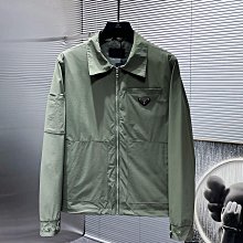 熱銷新款P家倒三角2024早春意大利面料時尚夾克風衣外套歐洲專柜同步，上身更隨意大方，專柜五金奢華高檔配飾新作！奢 7145大牌同款服裝 歷史價格詳細信息