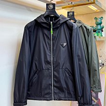 熱銷新款P家倒三角2024早春意大利面料時尚夾克風衣外套歐洲專柜同步，上身更隨意大方，專柜五金奢華高檔配飾新作！奢 7145大牌同款服裝 歷史價格詳細信息