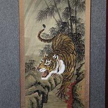 回流老畫，絹本原裱，尺寸192*40公分裝裱，115*28公分畫心，沒有軸頭，章款自查，品相如圖所示，等待有緣人， 手機無美顏拍照 古玩 老貨 擺件【董先生】 歷史價格詳細信息