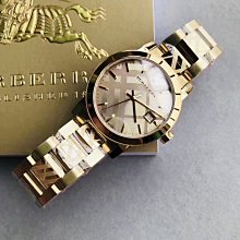 Burberry情侶款經典低幫運動鞋，以 Vintage 復古格紋棉材質煥新演繹，裝飾煥新的品牌徽標。鞋跟飾有 Burberry NO.80242 歷史價格詳細信息