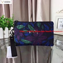 Kipling 猴子包 藍黑三角幾何 KI7795 輕量輕便拉鍊斜背包 枕頭包 側背/肩背 大容量 多夾層 輕便 旅行 限量優惠 歷史價格詳細信息