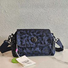 Kipling 猴子包 藍黑三角幾何 KI7795 輕量輕便拉鍊斜背包 枕頭包 側背/肩背 大容量 多夾層 輕便 旅行 限量優惠 歷史價格詳細信息