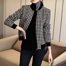 歐單 MO 新款 輕奢華麗 名媛小香風 重手工珍珠點綴 寬鬆廓型 溫暖舒適綿羊毛外套 兩色 (V872) 歷史價格詳細信息