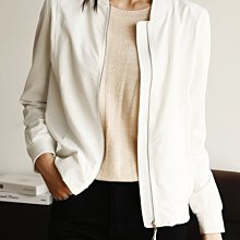 VENESSA~ VS 秋冬新款 顏色很美 撞色條紋 微光澤絲絨 休閒風小立領長袖棒球夾克外套 兩色 (L838) 歷史價格詳細信息