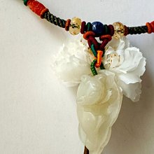 和闐玉~老件 和闐籽料 金皮入沁 白肉 溫潤 美石【金玉滿堂》盤件 約6.3ㄨ3.6ㄨ1.8cm(66g)=A3-337 歷史價格詳細信息