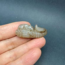 【御寶齋】--｛小獸｝--和闐玉黃沁、油潤皮殼美、無孔洞可繫掛．．// 廣告價第一標 // 歷史價格詳細信息