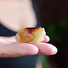 新疆和田玉籽料布袋佛玉牌 彌勒佛 油潤  造型簡潔形象 精湛 佩戴優雅 越戴越油潤 越藏越珍貴  重量：42.0g.55.3/30.4/10mm 歷史價格詳細信息