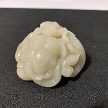【和闐美玉】 真和闐玉籽料　白玉彌勒童子 超完美擺件　雕功精細　底部帶原皮色  早期的大年和闐玉 歷史價格詳細信息