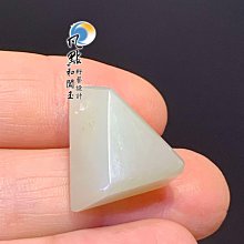 新疆和闐玉隨行原石適把件(ST-040)，質地細膩油潤，白肉秋梨皮/紅沁、獨仔料，H72.8x45.5X23.5mm 164.5G，敬請把握。 歷史價格詳細信息