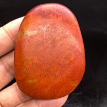 新疆和闐玉隨行原石適把件(ST-040)，質地細膩油潤，白肉秋梨皮/紅沁、獨仔料，H72.8x45.5X23.5mm 164.5G，敬請把握。 歷史價格詳細信息