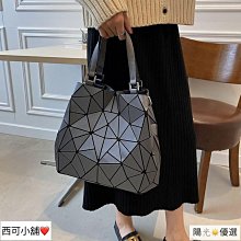 三角幾何菱格後背包包 女不規則花紋摺疊變形夜光幻彩單肩手提 炫彩夜光菱格後背包 男女休閒後背包 旅行背包--麥包包 歷史價格詳細信息