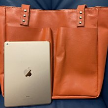 橘色真皮側肩背圓筒包,底外圓直徑12.5cm,高度34cm,有使用痕跡,降價大出清 歷史價格詳細信息