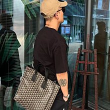 Goyard 托特包已經紅了好久好久，但他就是歷久不衰屹立不搖，耐用顏值也很高，目前黑黑棕灰準現貨各一可 歷史價格詳細信息