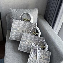 Leann代購~DIOR迪奧 立體刺繡手提大容量托特包包女士2024新款春夏手提包通勤大包購物袋 陪送絲巾 配盒 歷史價格詳細信息