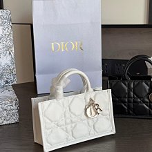 DIOR 2024新款字母刺繡短袖t恤，貿易公司訂單！（三標齊全）男女同款春夏季純棉高級感半袖作爲國際知名的奢侈品牌 歷史價格詳細信息