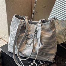 Y2k 銀色 小紅書爆款小眾個性辣妹小包包2024新款亮面吉他包時尚質感斜挎包女-悅享樂購滿599免運 歷史價格詳細信息