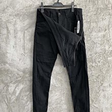 ‘’2023Ss秋冬新品男士牛仔褲奢華經典品牌LOGO配飾 專柜熱銷款 身穿著非常舒適 低調不失奢華 穿出去非常有檔次 褲型款式和 NO28299 歷史價格詳細信息