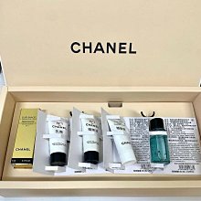 週二免運????香奈兒禮盒????珍珠光感淨白勻亮精華/奢華金燦賦活粉底精萃/溫和雙效眼部卸妝液10ml/1號紅色山茶花活能精萃/乳霜/5ml 。盒子可能有壓痕 價格比較,價格查詢,歷史價格詳細信息