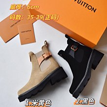 LV*本款 Double 卡夾釋放 Monogram Shadow 皮革的典雅魅力。尺寸：11 x 7 x 1.5 厘米 歷史價格詳細信息