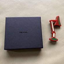 Prada 家24新款重工巨獻專柜同步路易24春季新品巨獻男女同款短袖，男女同款極具設計感的中性版型彰顯性格品味，采用260克純棉 NO15435 歷史價格詳細信息