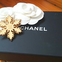 香奈兒 Chanel 胸針 別針，太重工了，這個金黑搭配牛皮，時尚復古氣息，完美紋路細節琺瑯的顏色，還有兩顆施華洛世奇水晶點綴 歷史價格詳細信息