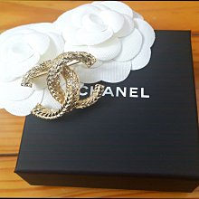 香奈兒 Chanel 胸針 別針，太重工了，這個金黑搭配牛皮，時尚復古氣息，完美紋路細節琺瑯的顏色，還有兩顆施華洛世奇水晶點綴 歷史價格詳細信息