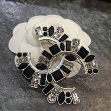 香奈兒 Chanel 胸針 別針，太重工了，這個金黑搭配牛皮，時尚復古氣息，完美紋路細節琺瑯的顏色，還有兩顆施華洛世奇水晶點綴 歷史價格詳細信息
