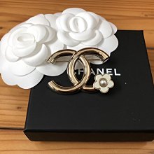 香奈兒 Chanel 胸針 別針，太重工了，這個金黑搭配牛皮，時尚復古氣息，完美紋路細節琺瑯的顏色，還有兩顆施華洛世奇水晶點綴 歷史價格詳細信息