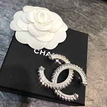 香奈兒 Chanel 胸針 別針，太重工了，這個金黑搭配牛皮，時尚復古氣息，完美紋路細節琺瑯的顏色，還有兩顆施華洛世奇水晶點綴 歷史價格詳細信息