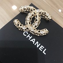 香奈兒 Chanel 胸針 別針，太重工了，這個金黑搭配牛皮，時尚復古氣息，完美紋路細節琺瑯的顏色，還有兩顆施華洛世奇水晶點綴 歷史價格詳細信息