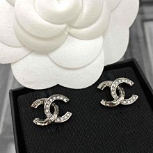 【翰貝格名牌館】全新真品 CHANEL 淡金 山茶花 皮穿鍊 水鑽 CC 圓形 針式 耳環 AB5301 歷史價格詳細信息