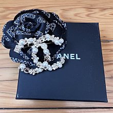 香奈兒 Chanel 胸針 別針，太重工了，這個金黑搭配牛皮，時尚復古氣息，完美紋路細節琺瑯的顏色，還有兩顆施華洛世奇水晶點綴 歷史價格詳細信息