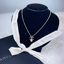 【翰貝格名牌館】全新真品 CHANEL 淡金 山茶花 皮穿鍊 水鑽 CC 圓形 針式 耳環 AB5301 歷史價格詳細信息