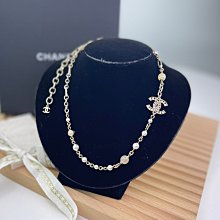 【翰貝格名牌館】全新真品 CHANEL 淡金 山茶花 皮穿鍊 水鑽 CC 圓形 針式 耳環 AB5301 歷史價格詳細信息