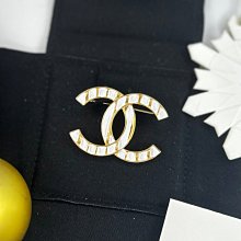 Chanel 23C新款???? 黑白棋格籌碼雙C圓形胸針 超可愛的籌碼造型 歷史價格詳細信息