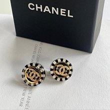 Chanel 23C新款???? 黑白棋格籌碼雙C圓形胸針 超可愛的籌碼造型 歷史價格詳細信息